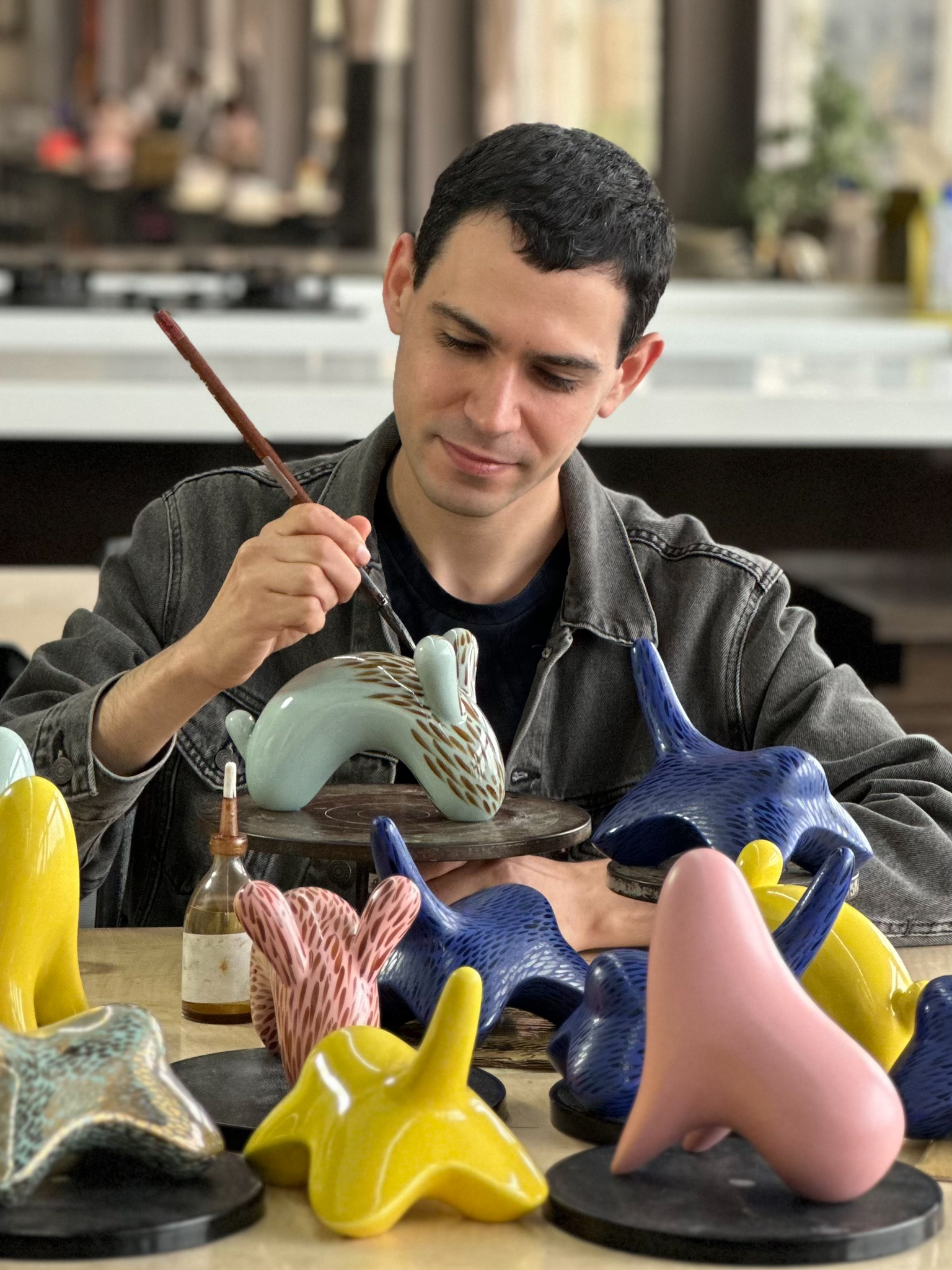 Israeli Artist Uriel Caspi Exhibits Ceramic Sculptures That Bridge Tradition and Future