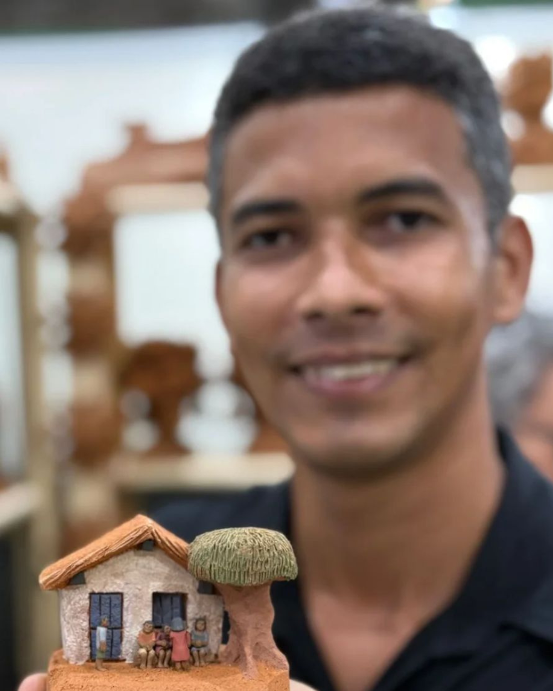 Alagoas, Brazil artisan creates 2-centimeter clay miniatures and gains national and international recognition